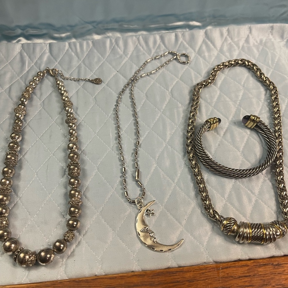 4 pieces of stainless steel jewelry, looks unworn,